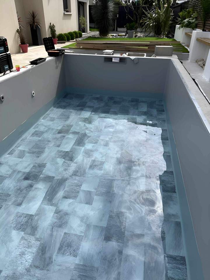 Mise en place de revêtement de piscine Savigny