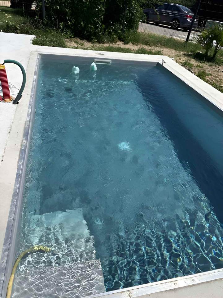Une piscine avec de l'eau toujours claire